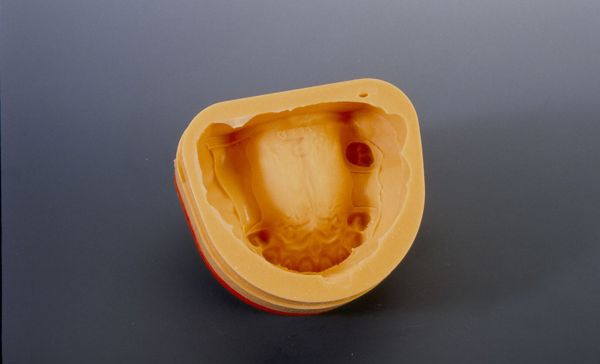 Élastomères de silicone pour duplication fiable et détaillée en laboratoire dentaire.