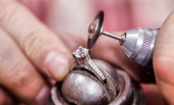 Joaillier polissant la bague en diamant