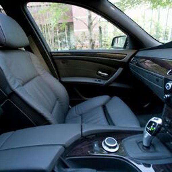 Élastomères de silicone imitant le cuir pour sièges automobiles