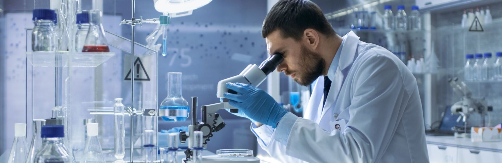Un scientifique regarde dans un microscope
