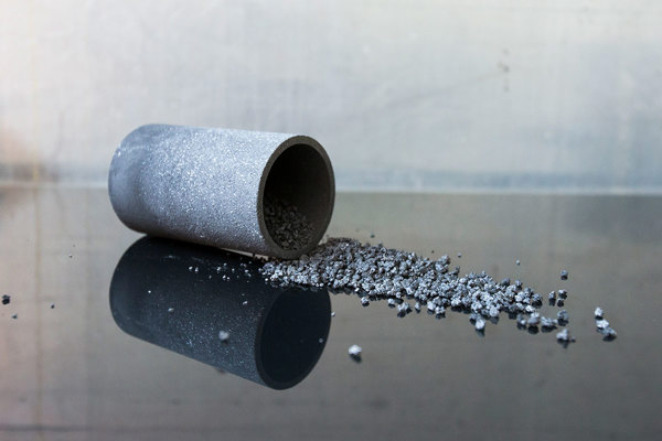 Des produits carbonés répandus sur le sol